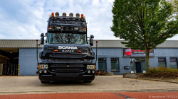 20251019-Tom-Holding-00471